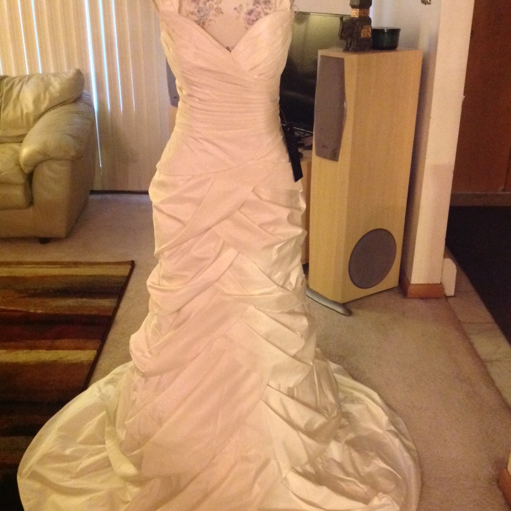 Wedding dress BeBe mermaid size 2,4,6 orig. $1850